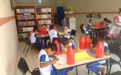 Alunos da Escola Manoel Pereira Filho participam de atividades na Biblioteca Municipal