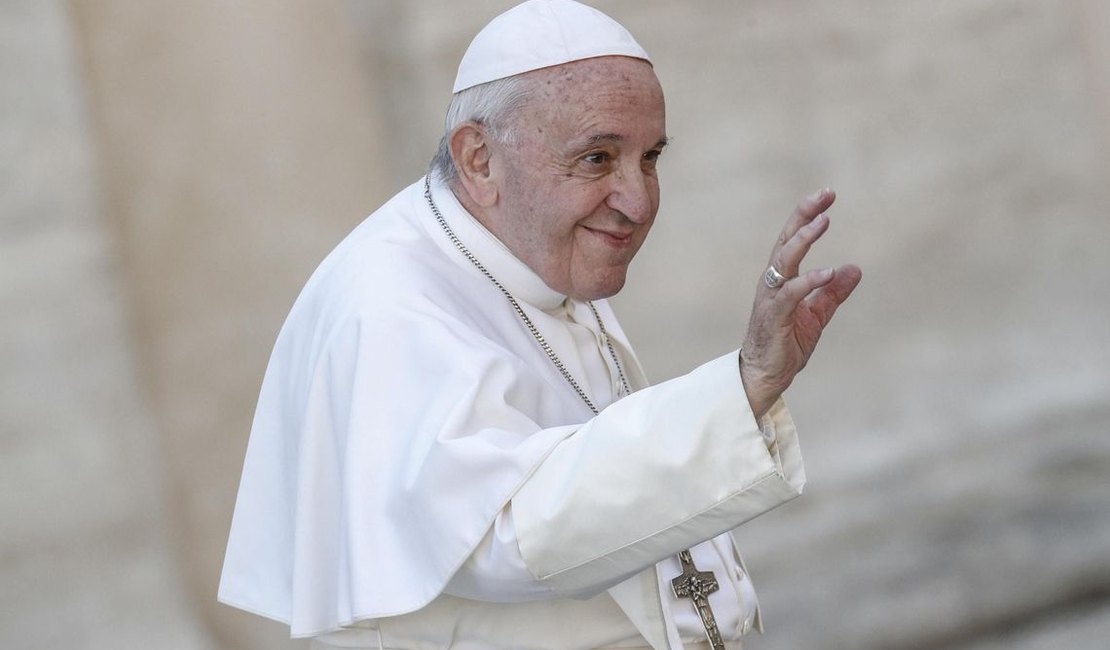 Papa Francisco fica preso em elevador e pede palmas para os bombeiros que o resgataram