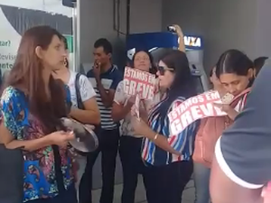 Vídeo: Servidores e pais de alunos realizam “panelaço” no Centro Administrativo de Arapiraca