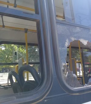 Homem quebra janela de ônibus e estilhaços atinge passageira 