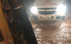 Ruas de Japaratinga ficam alagadas por conta das chuvas