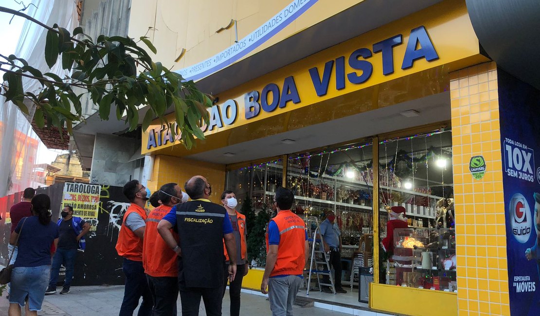 Após parte da fachada cair, Prefeitura interdita loja no Calçadão do Comércio