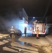 Carro pega fogo no centro de Delmiro Gouveia 