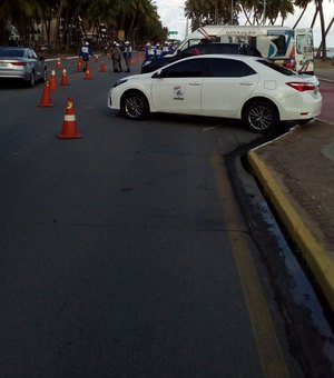 Blitz da Lei Seca flagra condutor inabilitado e autua outros cinco em Maceió