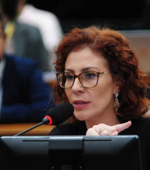 Alvo de operação da PF, Carla Zambelli telefonou para Bolsonaro nesta semana, dizem fontes