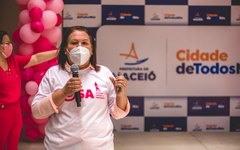 Secretária Municipal de Saúde, Célia Fernandes, fala ao público sobre a importância do diagnóstico precoce do câncer