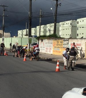 Veículos são removidos em operação no Benedito Bentes 