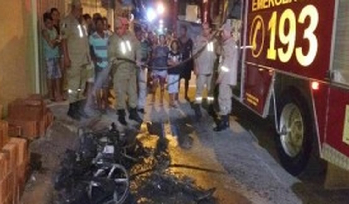 Motocicleta pega fogo após colisão em Maragogi