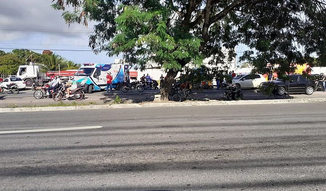 Mulher morre após colisão entre motocicleta e carro na BR-104, em Maceió