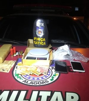 Casal é preso com quase 1kg de maconha, munições e R$ 2 mil, em Maceió