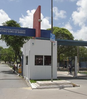 Dois carros colidem próximo à escola pública na Avenida Fernandes Lima