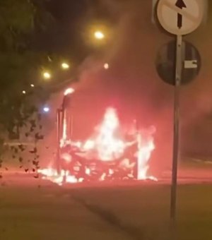 Ônibus da linha Vergel Guaxuma pega fogo no bairro Cruz das Almas