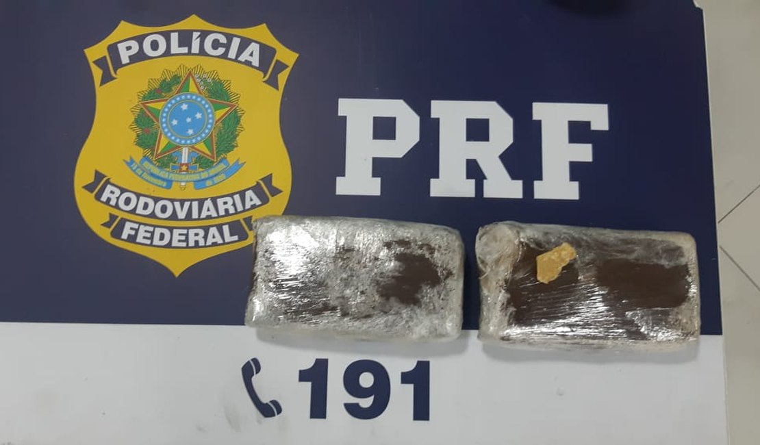 Passageiro de ônibus é preso com mais de 2kg de cocaína dentro de mochila