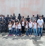 [Vídeo] Polícia Militar comemora Dia do Soldado com momento musical em Penedo