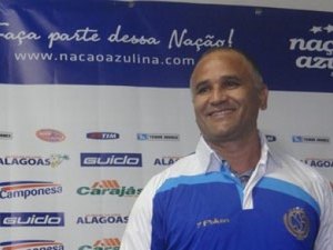 Oliveira Canindé tem interesse em permanecer no CSA para 2017