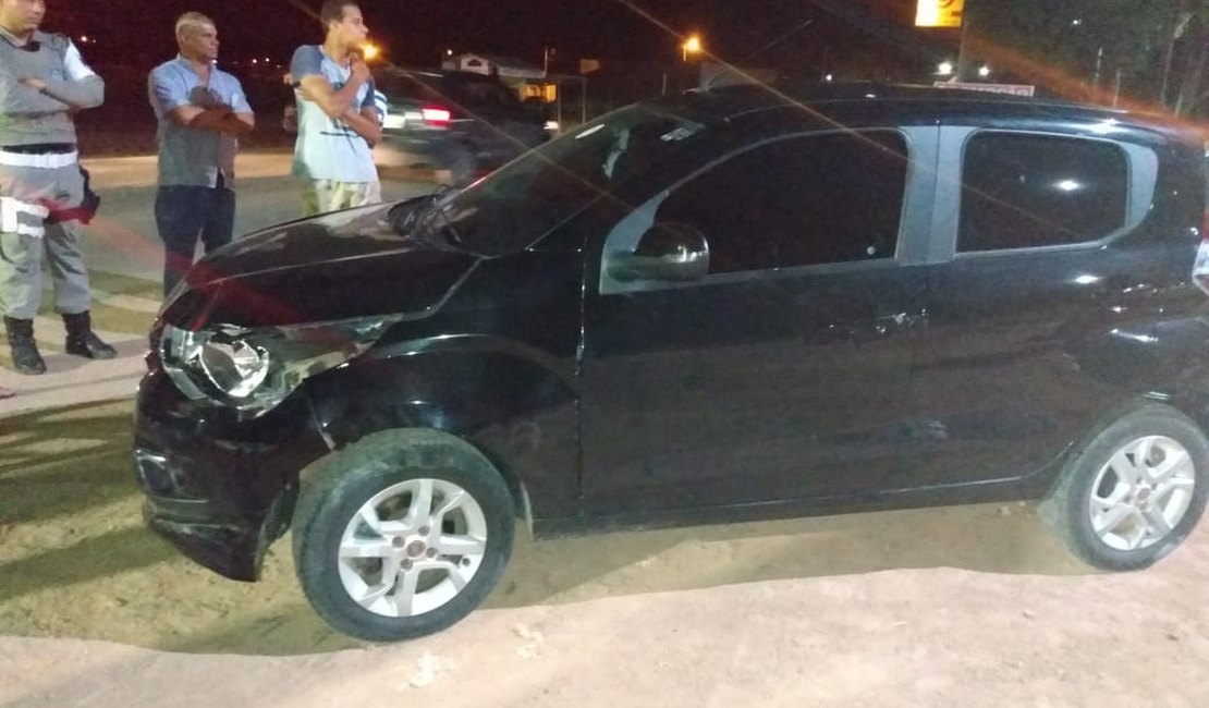 Condutor faz conversão em rodovia, invade contramão e colide em motociclista