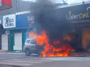 Carro incendeia no centro de Arapiraca