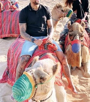 Nego do Borel e Duda Reis andam de camelo em Dubai
