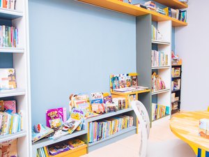 Escola de educação bilíngue doa biblioteca para crianças do Vergel do Lago