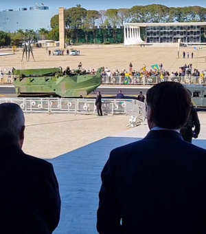 Bolsonaro acompanha desfile de tanques militares no Palácio do Planalto