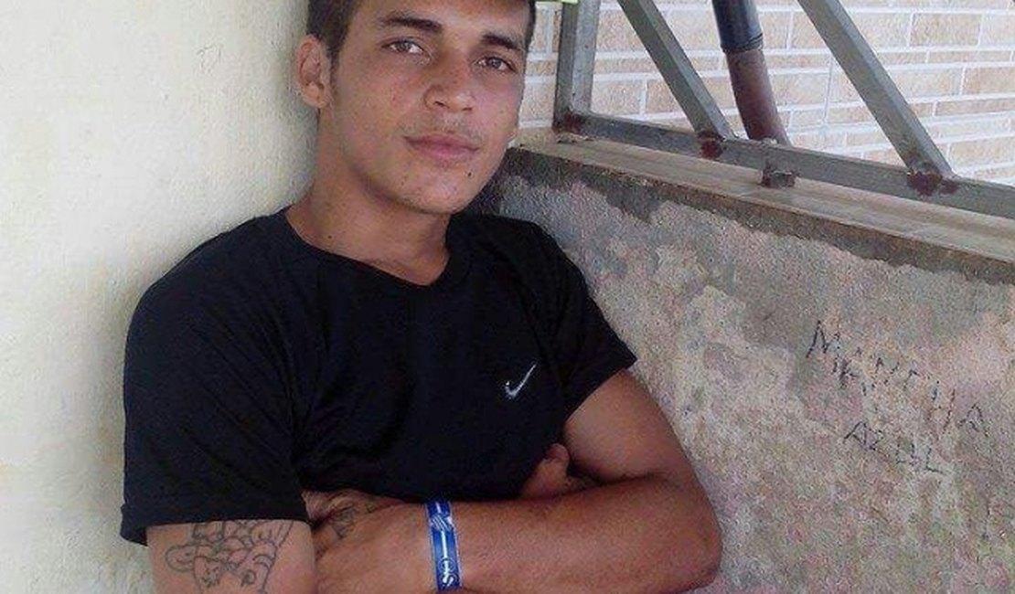 Homem é assassinado a tiros e a facadas na Região Metropolitana da capital
