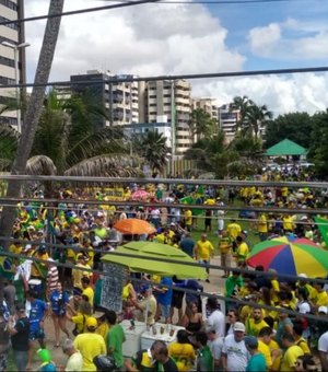 Manifestantes fazem ato em apoio ao presidente Bolsonaro em Maceió