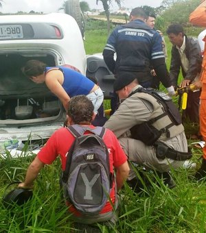 [Vídeo] Veículo ocupado por quatro mulheres capota na rodovia AL-110