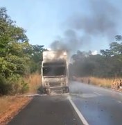 [Vídeo] Caminhão pega fogo, motorista ora e chuva cai na mesma hora
