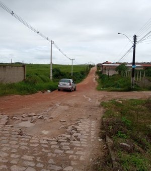 [Vídeo] Calçamento incompleto em ruas causa transtornos a moradores de Arapiraca