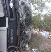 Ônibus com 40 passageiros tomba no Agreste de Pernambuco