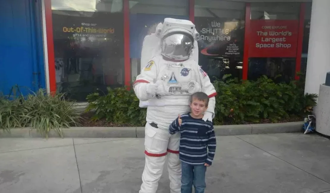 Família faz vaquinha para levar cinzas de filho morto aos 11 anos à lua