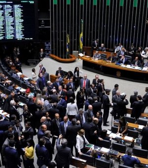 Câmara derruba requerimento para adiar votação da PEC do teto e inicia sessão
