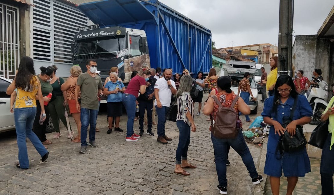 Servidores públicos de Joaquim Gomes paralisam atividades por melhores condições