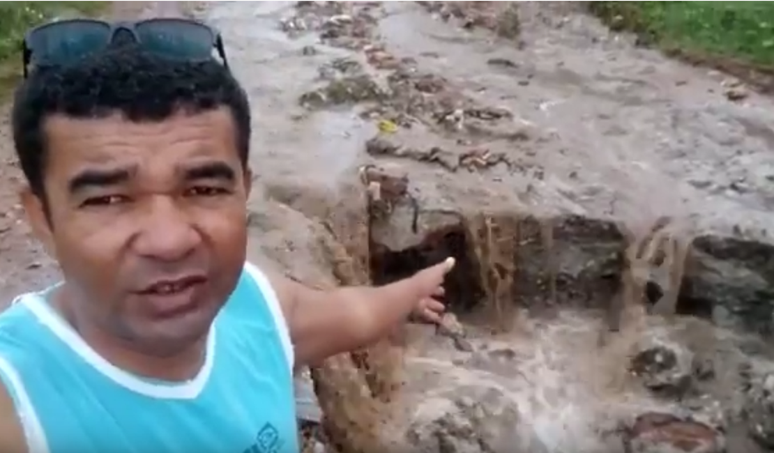 [Vídeo] Morador faz apelo para Prefeitura de Arapiraca consertar cratera na porta de sua casa