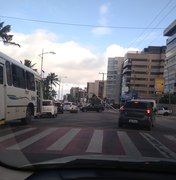 Semáforo arrancado em acidente na Ponta Verde ainda não foi substituído