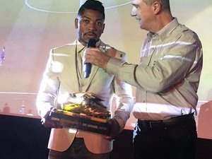 Alagoano de Penedo recebe prêmio de artilheiro da Copa do Brasil