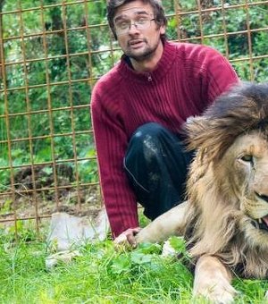 Homem morre ao ser atacado por leão que criava no quintal de casa