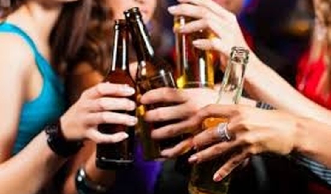 Metade dos alunos do 9º ano já experimentou álcool, segundo o IBGE
