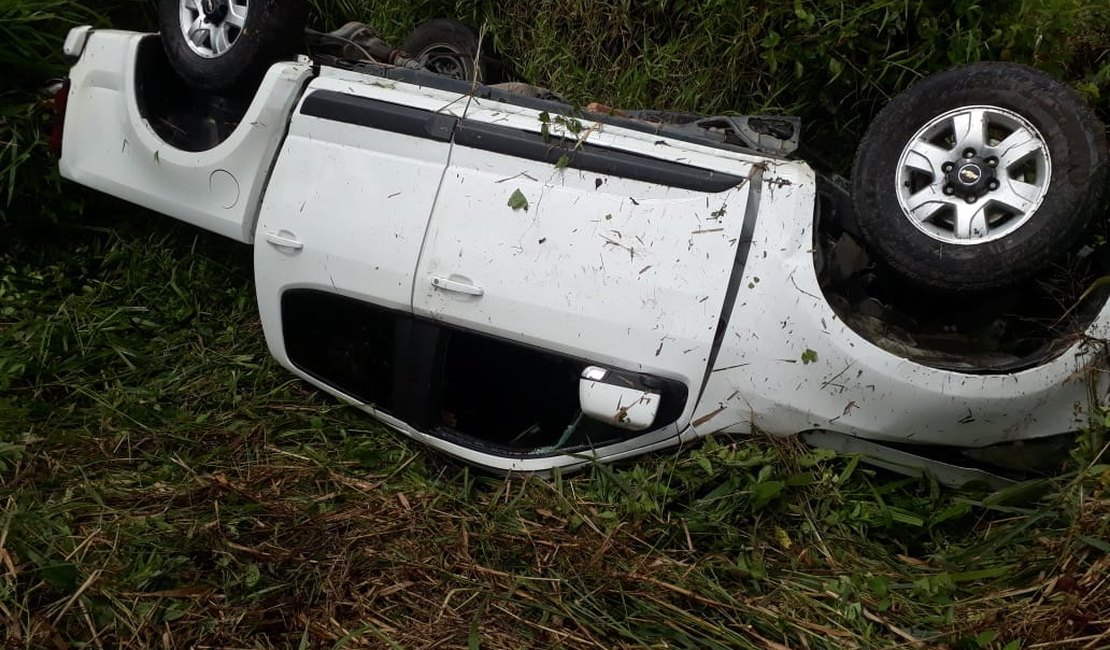 Motorista da Prefeitura de Flexeiras morre após capotar veículo na BR-101