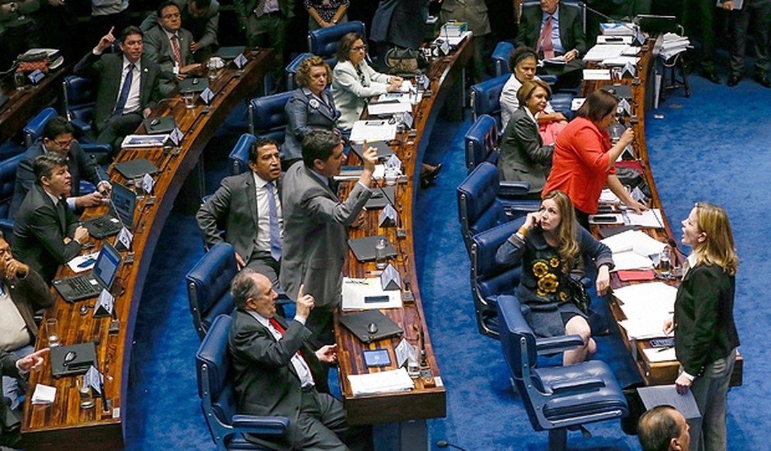 Com mais de 15 horas de sessão, 1° dia de julgamento de Dilma tem bate-boca