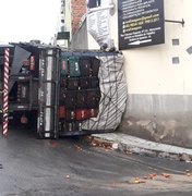 Caminhão com carga de tomate tomba no centro de Santana do Ipanema 