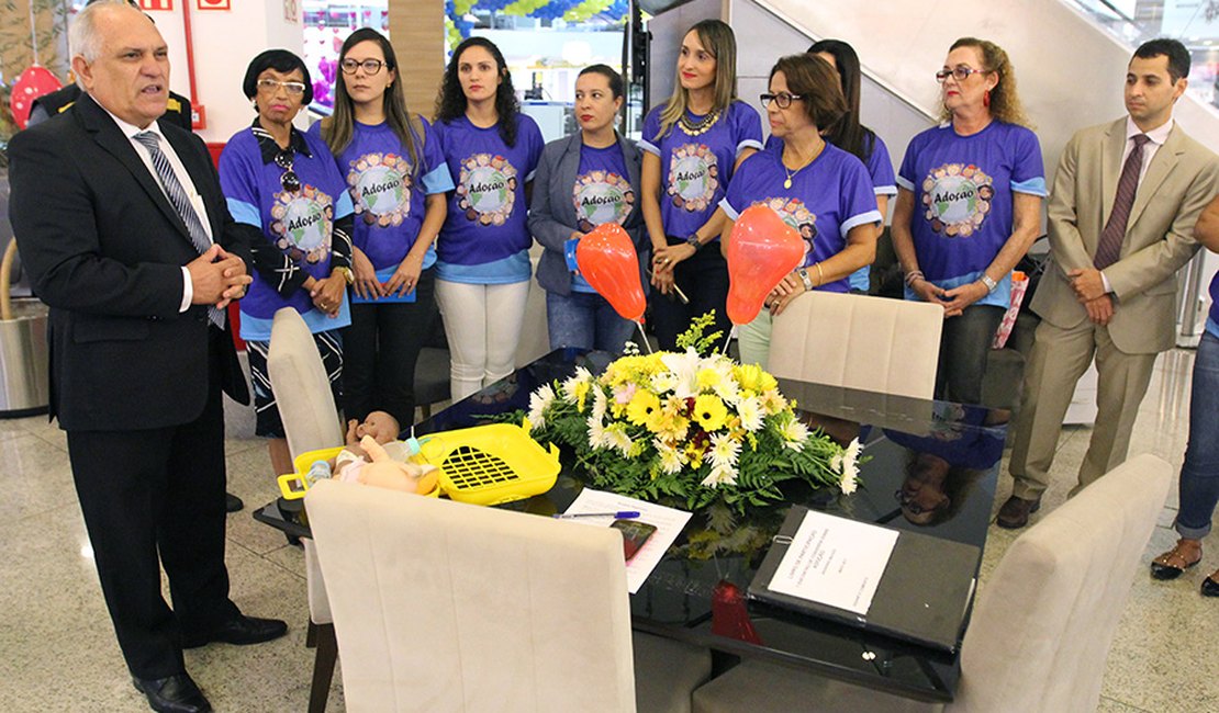 Judiciário tira dúvidas sobre adoção e apadrinhamento no Maceió Shopping