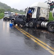 Colisão entre caminhonete e carreta deixa um morto em Joaquim Gomes