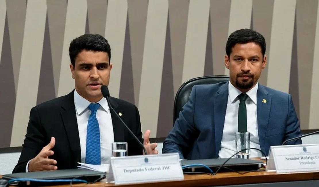 Rodrigo Cunha transfere domicílio eleitoral para Maceió e reacende especulações sobre vice de JHC