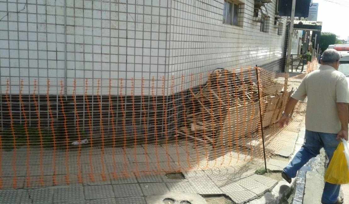 Obra no Hospital Afra Barbosa causa obstrução de calçada em Arapiraca