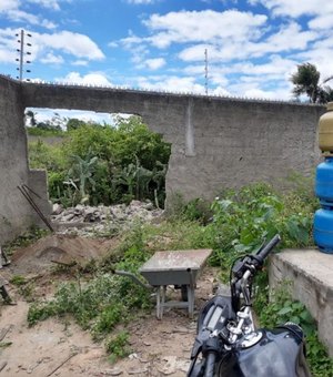 Criminosos derrubam muro e roubam botijões de gás de cozinha em Inhapi