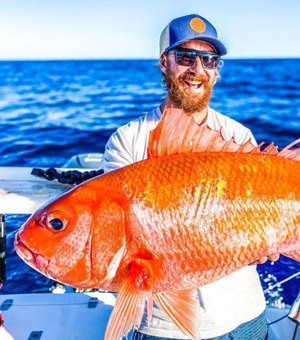 Homem pesca ‘peixe-dourado’ gigante na Austrália