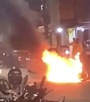 Motocicleta fica destruída após pegar fogo, em Arapiraca