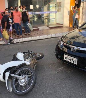 [Vídeo] Motorista foge após atropelar motociclista no Centro de Arapiraca