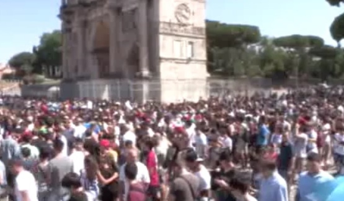 Centenas de pessoas lotam Coliseu em Roma para 'caçar' pokémons